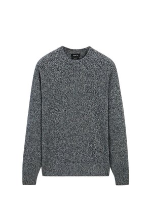 Grauer Strickpullover mit Rundhalsausschnitt und langen Ärmeln. Strukturmuster mit regulärer Passform und gerippten Bündchen. Minimalistisches Design, keine sichtbaren Logos.