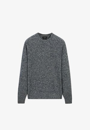 Grå stickad tröja med rund hals och långa ärmar. Strukturerat mönster med regular fit och ribbade muddarna. Minimalistisk design, inga synliga logotyper.