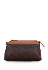 Bruine nylon tas met een gladde textuur, voorzien van een tan leren accent en een ritssluiting. Logo op het oppervlak gedrukt in een herhalend patroon.