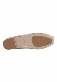 Scarpa piatta in pelle tan con soletta imbottita, suola in gomma testurizzata e nome del marchio inciso. Taglia 37 indicata sulla suola.