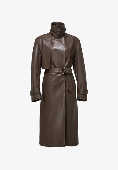 Brauner Ledercoat mit hohem Kragen, tailliertem Bund und Umschlagärmel. Glatte Textur und maßgeschneiderte Formgebung mit minimalen Nahtdetails.