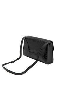 Borsa a tracolla in pelle nera con effetto coccodrillo, dalla forma rettangolare, con tracolla regolabile e chiusura a patta. Presenta una texture liscia e dettagli minimi.