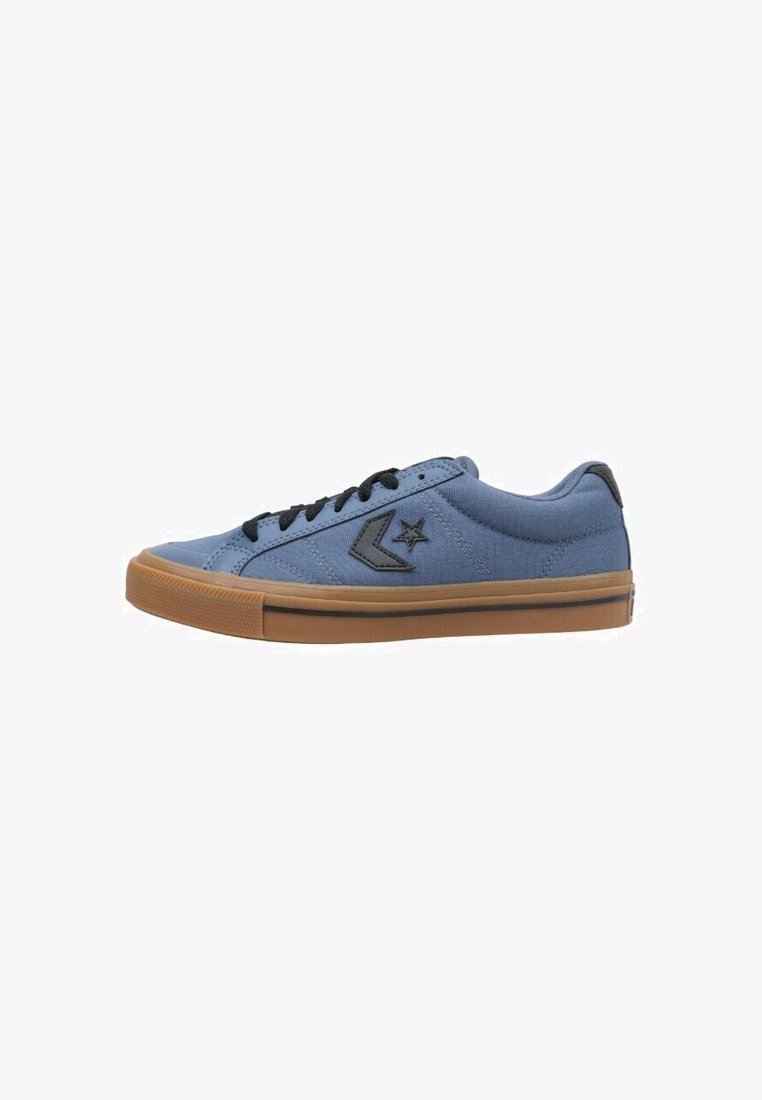 Baskets en toile bleue avec des accents noirs, dotées d'une semelle en caoutchouc gomme, de lacets noirs et d'un logo étoile sur le côté. Design classique bas.