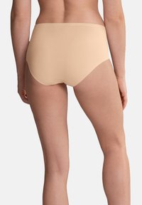 Beige hoge taille slips van soepel materiaal, met een naadloos ontwerp en gemiddelde bedekking aan de achterkant.