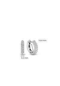 Silberne Creolen mit einem Durchmesser von 14,4 mm und einer Breite von 3,2 mm, die eine Reihe von klaren, glitzernden Edelsteinen auf einer Seite aufweisen.