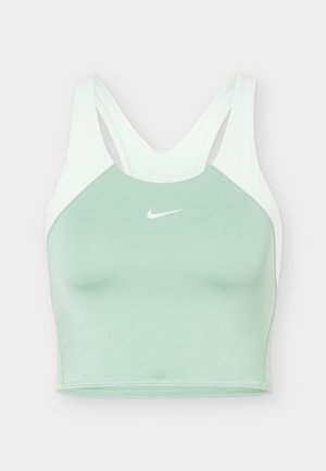 Hellgrüner Nike-Sport-BH mit weißen Racerback-Trägern und weißem Swoosh-Logo in der Mitte vorne.