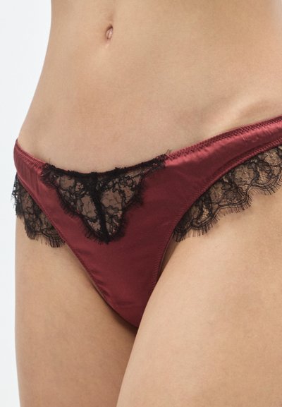 Chiloți din satin burgundy cu o margine din dantelă neagră cu margini ondulate, prezentând un model floral delicat și un design cu talie joasă.