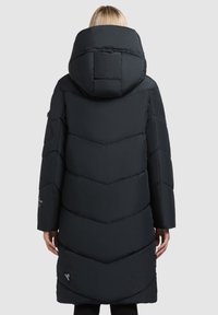 Schwarze Pufferjacke mit Zickzacknähten, oversized Kapuze und langen Ärmeln. Texturiert ist der Stoff mit einem matten Finish. Verfügt über ein Logo-Patch am Ärmel.