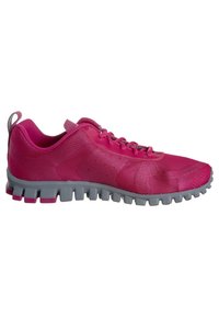 Chaussure de sport rose avec une tige en maille texturée, semelle en caoutchouc grise avec des crampons de traction robustes et accents gris assortis au talon.