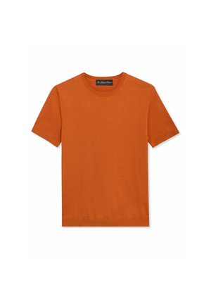 Kurzärmeliges, orangefarbenes Strickshirt mit Rundhalsausschnitt und geripptem Kragen, flach auf weißem Hintergrund präsentiert.