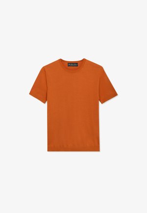 Kurzärmeliges, orangefarbenes Strickshirt mit Rundhalsausschnitt und geripptem Kragen, flach auf weißem Hintergrund präsentiert.