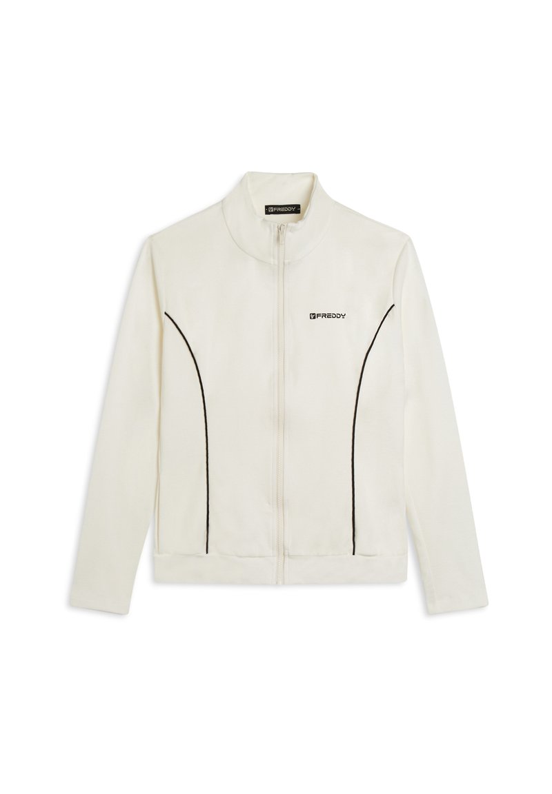 Chaqueta blanca con cierre de cremallera, fabricada con material suave y cuello alto, con detalles de ribete negro y un logo en el pecho izquierdo.