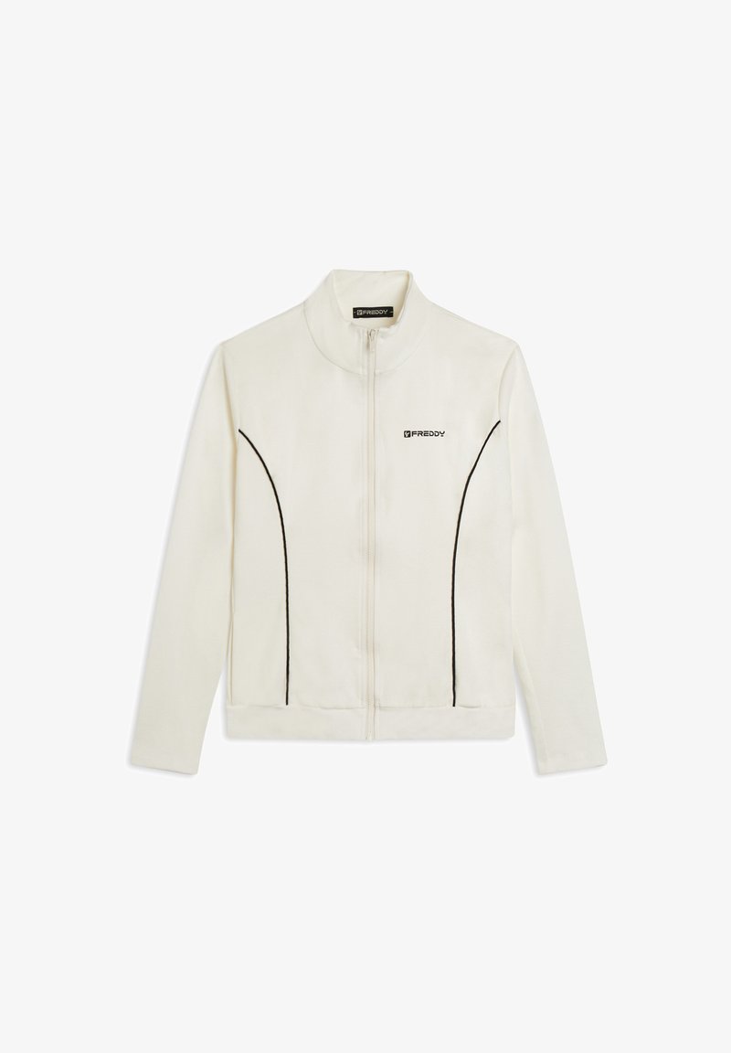 Chaqueta blanca con cierre de cremallera, fabricada con material suave y cuello alto, con detalles de ribete negro y un logo en el pecho izquierdo.