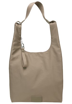 Sac à épaule en tissu doux beige avec une large bandoulière et une petite boucle amovible attachée par une fermeture argentée.