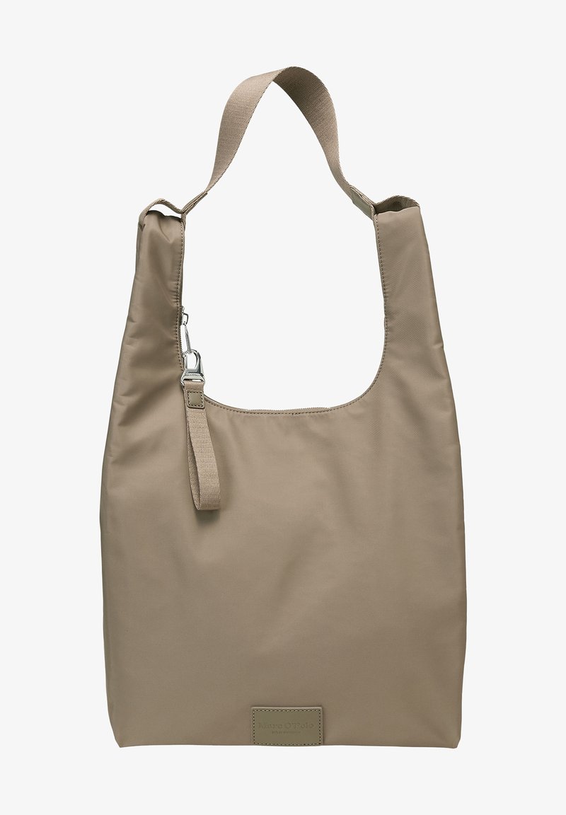 Sac à épaule en tissu doux beige avec une large bandoulière et une petite boucle amovible attachée par une fermeture argentée.