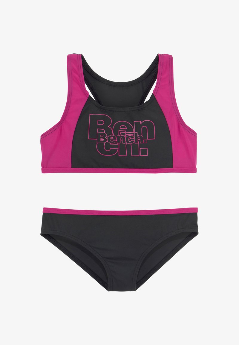 Zweiteiliges Bikini-Set mit einem schwarz-pinken Farbschema. Das Oberteil hat ein Racerback-Design mit einem auffälligen Logo, während die Unterseite ein passendes Akzent hat.