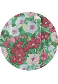 Primo piano di un tessuto con un motivo floreale verde, bianco e rosa, che mostra un bottone rivestito in tessuto e i dettagli della cucitura.
