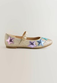 Ballerines dorées scintillantes à bout arrondi, ornées d'appliqués en forme d'étoiles multicolores en bleu, violet et rose, avec une bride à boucle.
