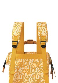 Gelber Rucksack mit komplexen weißen abstrakten Mustern. Verfügt über gepolsterte Träger, einen oberen Griff und verstellbare Riemen für sicheren Gebrauch.