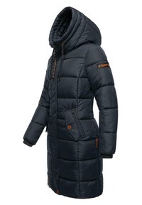 Manteau long matelassé bleu marine avec capuche, présentant des accents orange, une poche zippée et des poignets côtelés. Fait en matériau synthétique matelassé.