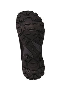 Czarna gumowa podeszwa buta z głębokim bieżnikiem i teksturowaną powierzchnią. Posiada wypukłe okrągłe i kątowe wzory oraz logo "MERRELL" po boku.