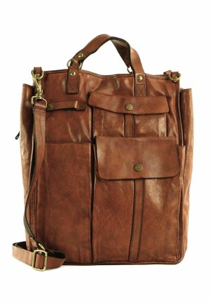 Borsa a tracolla in pelle marrone con molteplici tasche esterne, accessori in ottone, manici rinforzati e tracolla regolabile. Texture liscia.