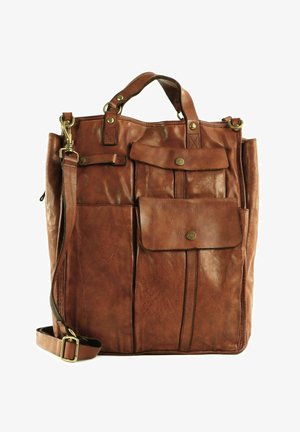 Bruine leren totebag met meerdere buitenzakken, messing hardware, versterkte handvatten en een verstelbare schouderband. Gladde textuur.