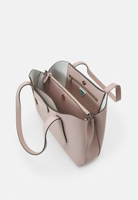 Sac fourre-tout texturé rose avec un haut ouvert, doté d'une doublure grise contrastante, de quincailleries en or et d'une poche zippée intérieure.