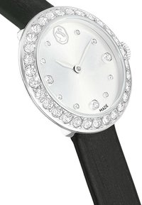 Reloj plateado con esfera circular, bisel con incrustaciones de cristales, esfera blanca y correa negra texturizada. Cuenta con dos manecillas y marcadores de hora.