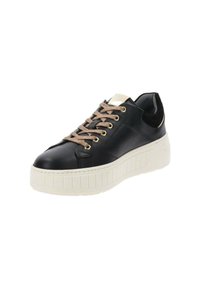 Sneaker en cuir noir avec des lacets marron, épaisse semelle blanche à plateforme et détail en or métallique sur la languette et le col du talon.
