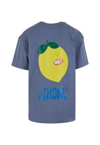 Blå bomull T-skjorte med et gult sitronmotiv med grønn blad, "AMALFI" tekst over, og "LIMONE" i blå stilisert skrift under.