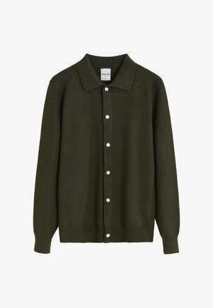 Cardigan en tricot vert foncé avec un col, des manches longues et six boutons blancs sur le devant. Ourlet et poignets côtelés. Texture douce.