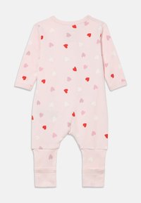 Pijama rosa claro para bebés con mangas largas, con un patrón de corazones rojos, rosa y blancos. Material de algodón suave y puños en los tobillos.