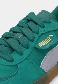 Teal nahast tossud tekstureeritud viimistlusega, hallide aktsentidega, lame pael ja kuldne "PUMA PALERMO" logo küljes.