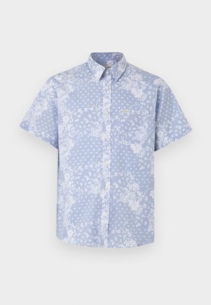 Camicetta a maniche corte in tessuto azzurro chiaro, con un motivo floreale bianco e una tasca sul petto con etichetta del logo.