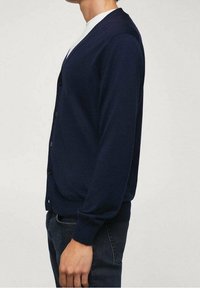 Cardigan bleu marine en tissu mélangé laine, avec col en V, manches longues, boutons sur le devant et poignets côtelés. Coupe décontractée et couleur unie.