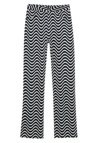 Pantalones de pierna recta con estampado de rayas onduladas en blanco y negro, con bolsillos frontales y cinturilla.