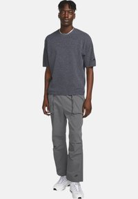 Nike Sportswear TP ENG SWTR - Jednoduché tričko - dk smoke grey black