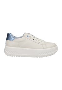 Sneaker bianche in pelle con superficie testurizzata, dotate di un accento metallic blu sul tallone, punta rotonda e una spessa suola in gomma bianca.