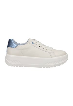Białe skórzane sneakersy o teksturowanej powierzchni, z metalicznie niebieskim akcentem na pięcie, okrągłym noskiem i grubą białą gumową podeszwą.