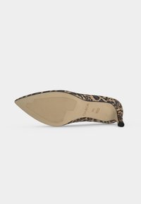 Chaussure à talon haut à bouts pointus avec motif léopard et semelle beige texturée marquée de la taille 4½ et de la marque GABOR.