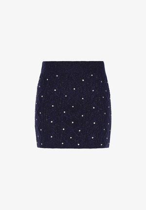 Falda mini de punto en color navy con un patrón de diamantes texturizado, adornada con pequeños studs plateados en toda la tela.