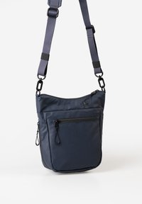 Borsa a tracolla blu navy in nylon morbido, dotata di tracolla regolabile, tasca frontale con zip e forma arrotondata elegante.