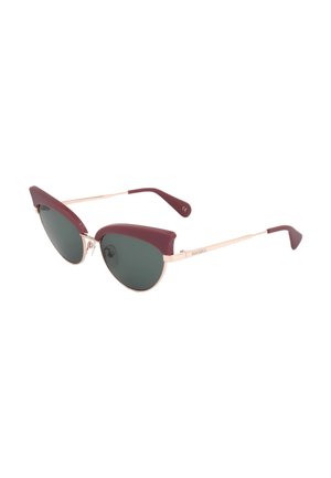 Occhiali da sole a forma di occhio di gatto con lenti scure, montature superiori bordeaux e sottili aste metalliche dorate con punte bordeaux e logo del marchio.