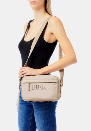 Borsa a tracolla beige LIU JO con finitura testurizzata, dotata di un compartimento principale, dettagli con logo e una tracolla regolabile.