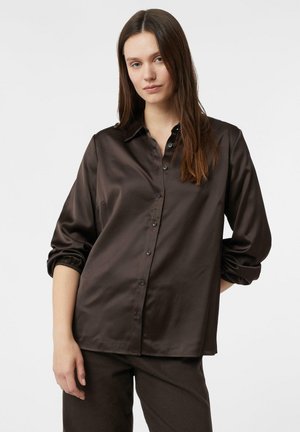 Braune Satin-Button-up-Hemd mit kragenförmigem Ausschnitt, langen Ärmeln und manschettenförmigen Details. Glatte Textur mit leichtem Glanz.
