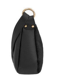 Borsa in pelle nera con finitura testurizzata, caratterizzata da un design curvo, dettagli in metallo dorato e una maniglia a cerchio.