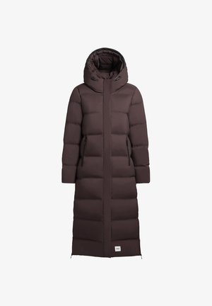 Palton pufos lung, de culoare maron, cu glugă, având un design matlasat, două buzunare cu fermoar și un patch cu logo la tiv. Textură netedă.