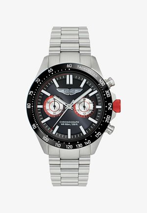 Reloj cronógrafo con esfera negra, caja de acero inoxidable plateada, acentos rojos, escala tacómetro y pulsera de metal. Resistente al agua hasta 100 m.