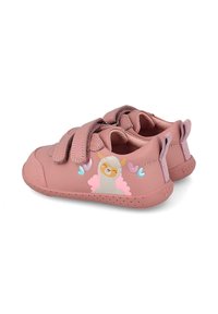Zapatitos infantiles rosas hechos de un material suave con dos cintas adhesivas. Presentan un gráfico de llama y detalles en forma de corazón en los laterales.